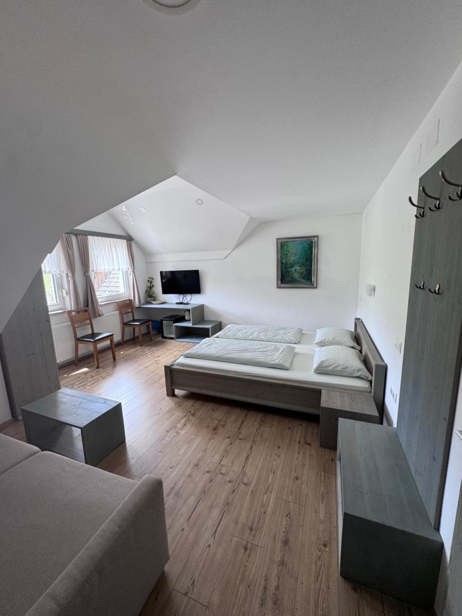 Guesthouse Tolc Spodnja Sorica エクステリア 写真