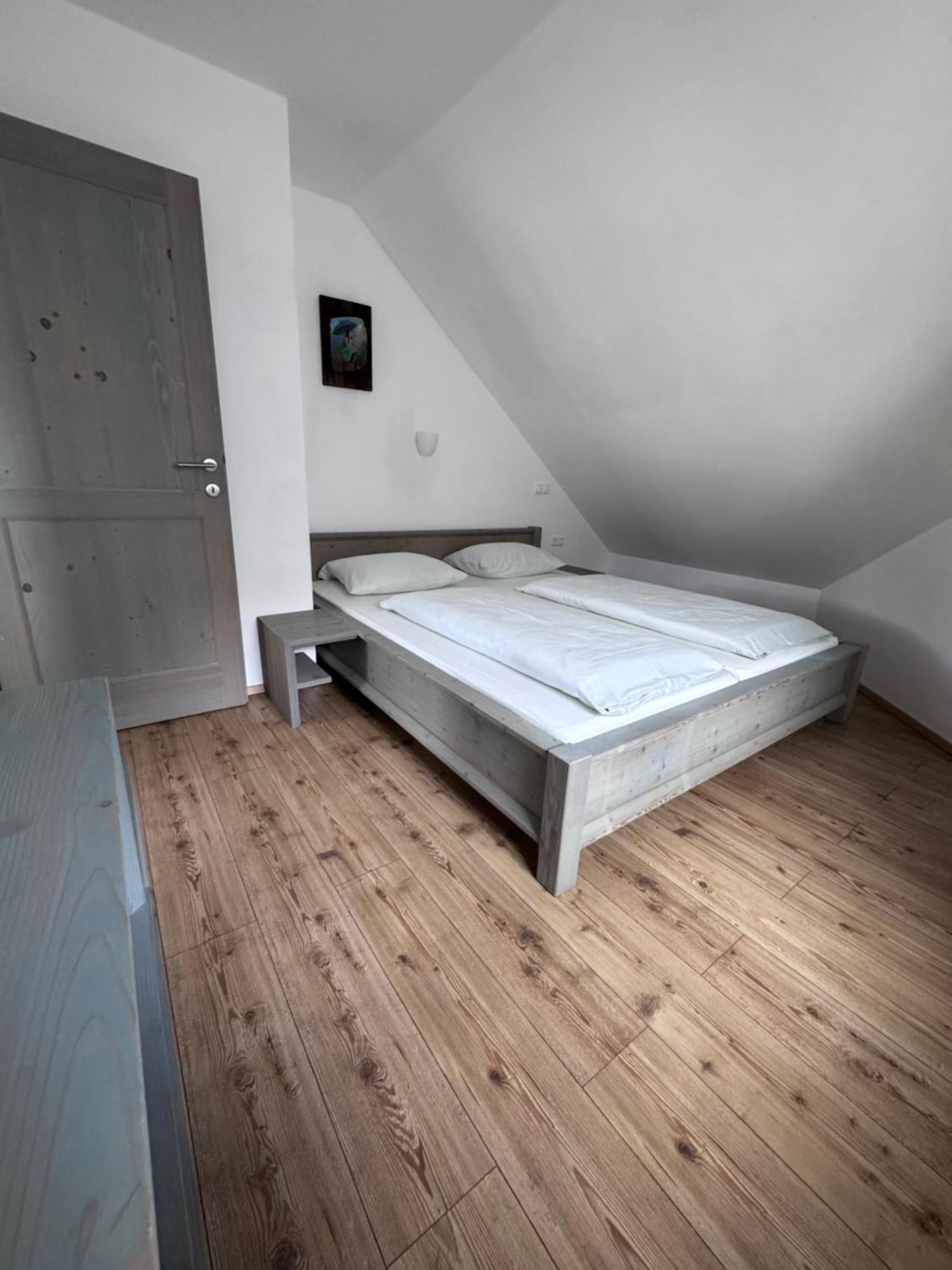 Guesthouse Tolc Spodnja Sorica エクステリア 写真