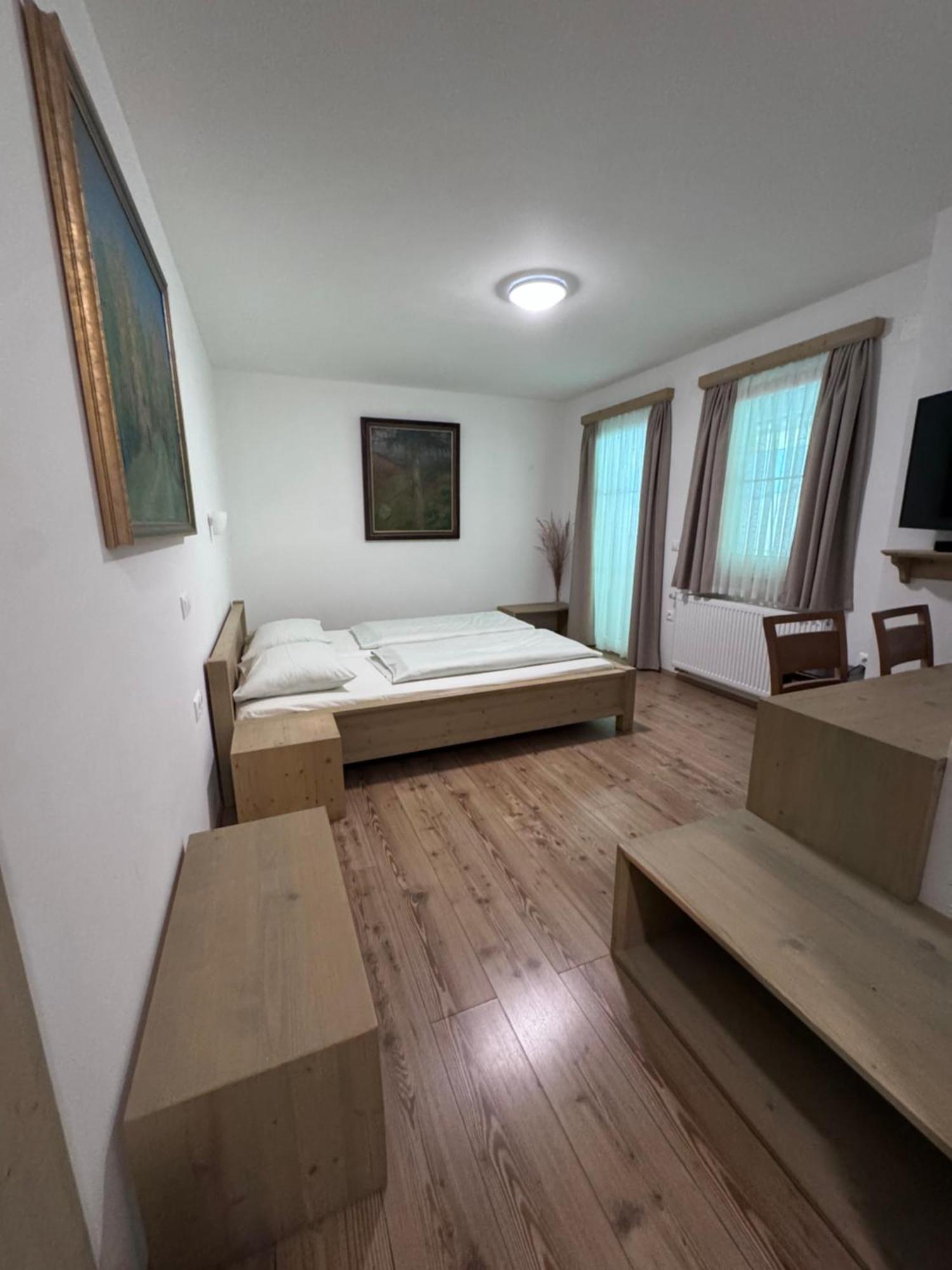 Guesthouse Tolc Spodnja Sorica エクステリア 写真